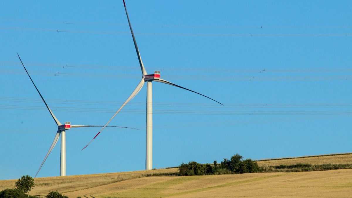 Zwei Windkraftanlagen im Feld