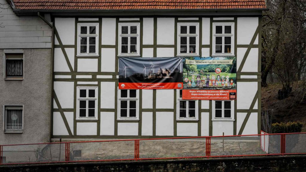 Fachwerkhaus mit Banner Rettet den Reinhardswald